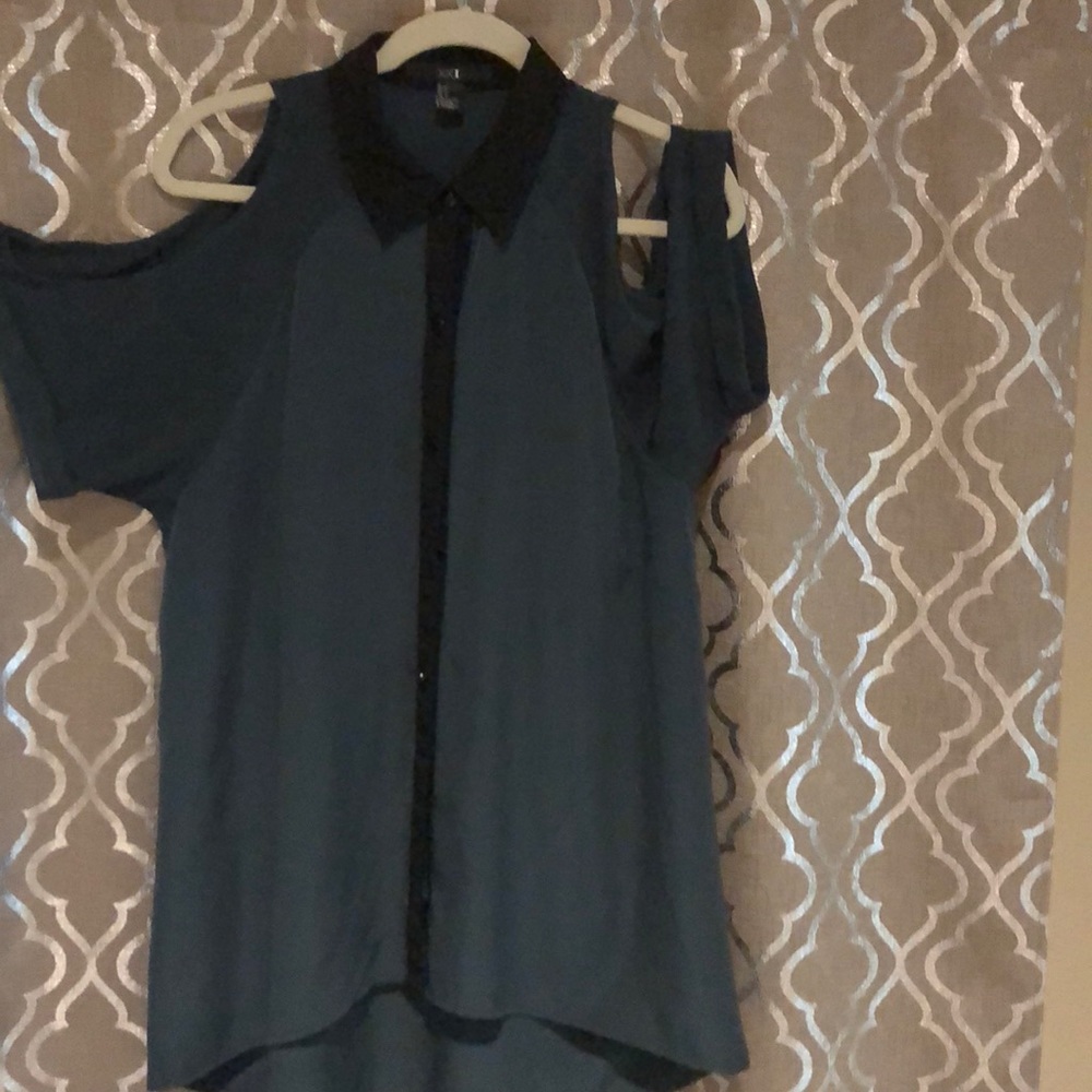 Shirt with cut off shoulders on the sleeve.